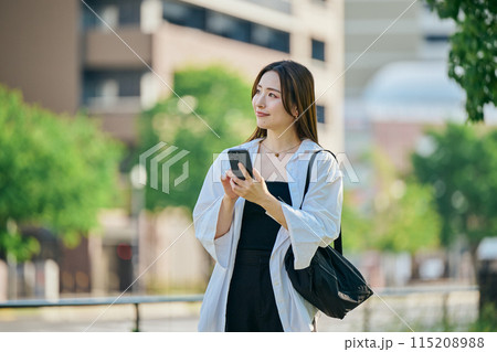 スマホを操作する若い女性 スマホを操作する若い女性 115208988