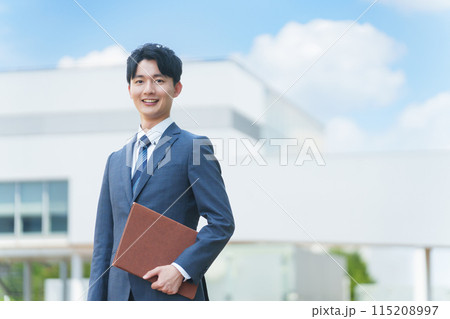 オフィスとビジネスマン 115208997