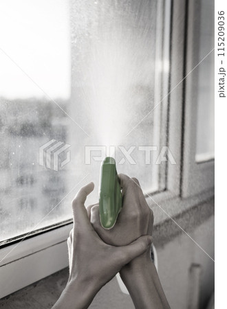 woman washing window woman washing window 115209036