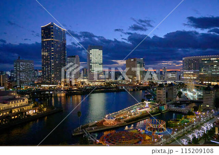 【横浜】陽が沈みイルミネーションが輝くみなとみらい都市 【横浜】陽が沈みイルミネーションが輝くみなとみらい都市 115209108