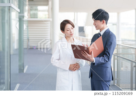 商談をする医者と営業マン 商談をする医者と営業マン 115209169