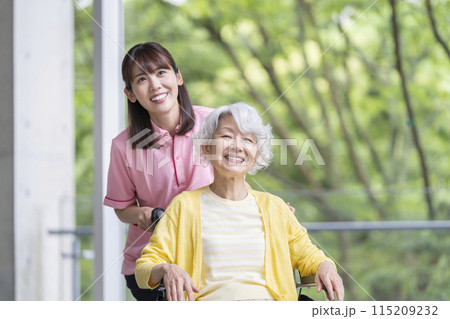 笑顔のシニア女性と介護スタッフ 笑顔のシニア女性と介護スタッフ 115209232