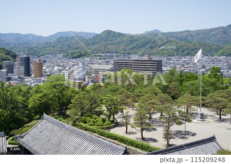 高知城内の広場と高知市内の風景 115209248