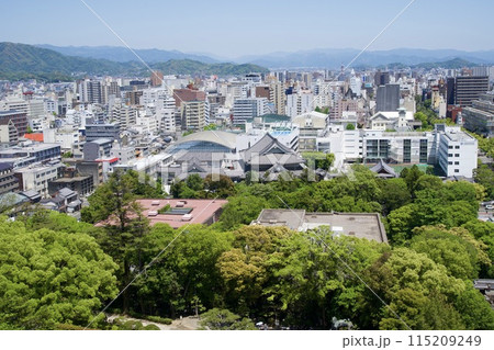 高知城の天守閣からの見える5月の高知市内の風景 高知城の天守閣からの見える5月の高知市内の風景 115209249