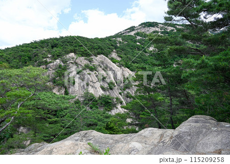 北漢山国立公園の岩山【韓国ソウル】 115209258