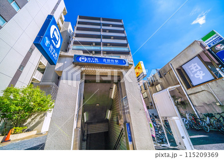 日本の横浜都市景観 横浜市営地下鉄ブルーライン 吉野町駅出入口1などを望む＝6月4日 115209369