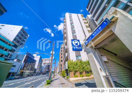 日本の横浜都市景観 横浜市営地下鉄ブルーライン 吉野町駅出入口1などを望む＝6月4日 115209374