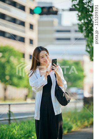 スマホを操作する若い女性 スマホを操作する若い女性 115209391