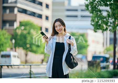 スマホを操作する若い女性 スマホを操作する若い女性 115209393