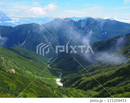 南アルプス・北岳ら望む夏の鳳凰三山 115209451