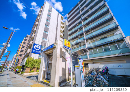 日本の横浜都市景観 横浜市営地下鉄 吉野町駅出入口1などを望む＝6月4日 115209880
