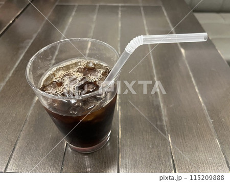 木目のテーブルに置かれたアイスコーヒー 木目のテーブルに置かれたアイスコーヒー 115209888