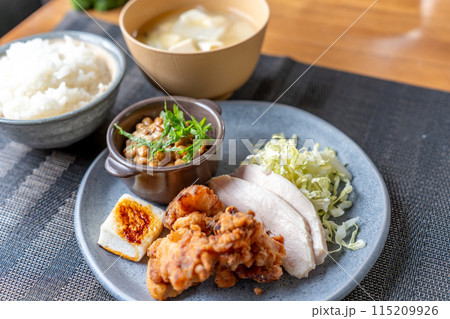 唐揚げと納豆の定食 115209926