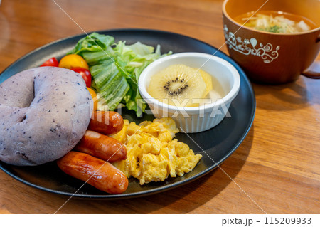 おいしいソーセージと野菜のベーグル朝食 おいしいソーセージと野菜のベーグル朝食 115209933