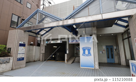 東京メトロ南北線の志茂駅1番出入口、エレベーターが設置されている 115210088