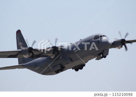 離陸する横田基地所属のC130J30スーパーハーキュリーズ輸送機 離陸する横田基地所属のC130J30スーパーハーキュリーズ輸送機 115210098