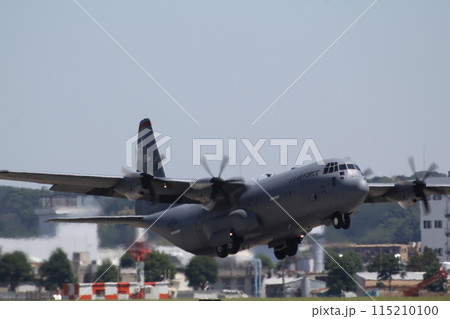 離陸する横田基地所属のC130J30スーパーハーキュリーズ輸送機 離陸する横田基地所属のC130J30スーパーハーキュリーズ輸送機 115210100