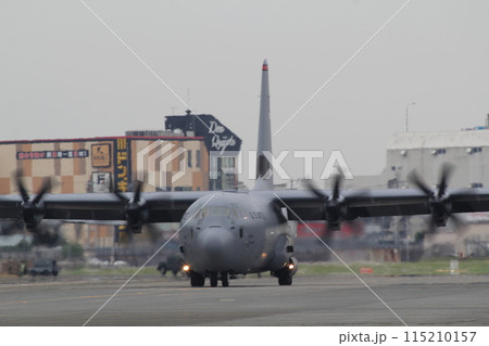 タキシング中のC130輸送機 115210157