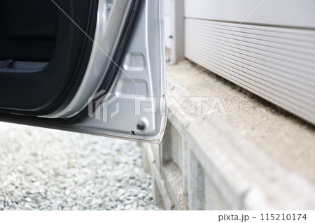 ブロック塀に車のドアぶつける(印無し) ブロック塀に車のドアぶつける(印無し) 115210174