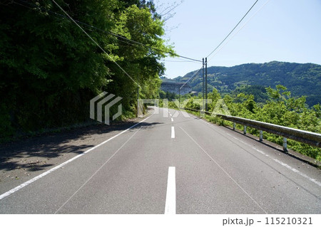 仁淀川沿いを通る車道の風景 仁淀川沿いを通る車道の風景 115210321