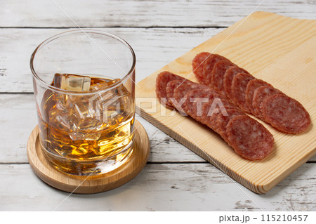 オンザロックのウィスキーとおつまみ 115210457
