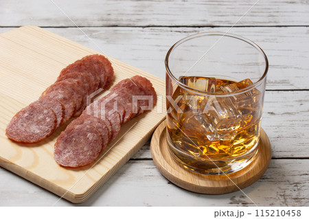 オンザロックのウィスキーとおつまみ 115210458