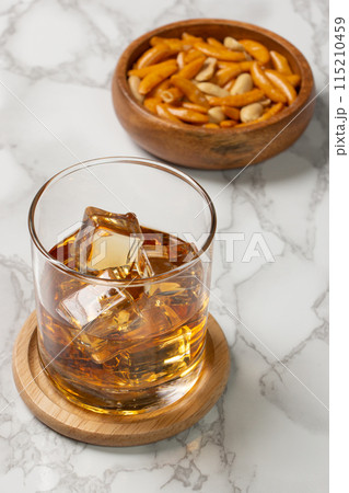 角氷のウィスキーロックと柿の種のおつまみ 115210459