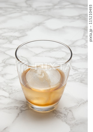 丸い氷のウィスキーオンザロックと大理石のテーブル 115210493