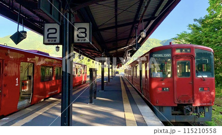 五月晴れの青空と新緑に包まれたJR九州久大本線由布院駅ホームに停車中の「特急ゆふ」〈大分県由布市〉 五月晴れの青空と新緑に包まれたJR九州久大本線由布院駅ホームに停車中の「特急ゆふ」〈大分県由布市〉 115210558