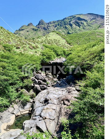 青空と新緑の阿蘇山高岳(鷲ヶ峰と虎ヶ峰)を仙酔峡から見上げる〈阿蘇くじゅう国立公園/熊本県阿蘇市〉 青空と新緑の阿蘇山高岳(鷲ヶ峰と虎ヶ峰)を仙酔峡から見上げる〈阿蘇くじゅう国立公園/熊本県阿蘇市〉 115210629