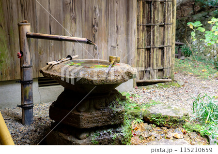 京都府長岡京市　西山　楊谷寺 (柳谷観音)　琴手水（水琴窟） 115210659