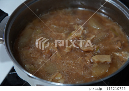 牛すじを煮込む様子 115210723