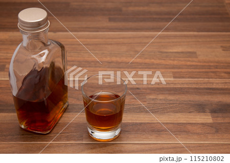 ウィスキーミニボトルとショットグラス 115210802