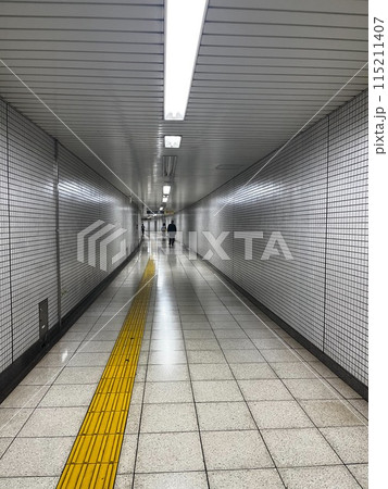 都心の地下通路 115211407