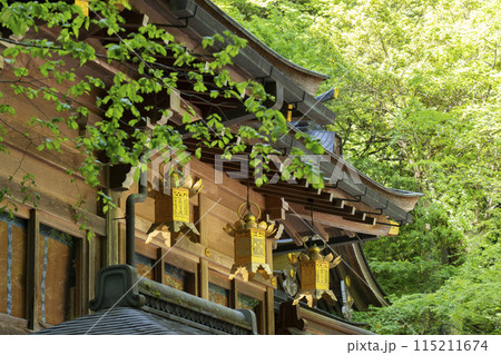 新緑の貴船神社本宮 拝殿と本殿 新緑の貴船神社本宮 拝殿と本殿 115211674