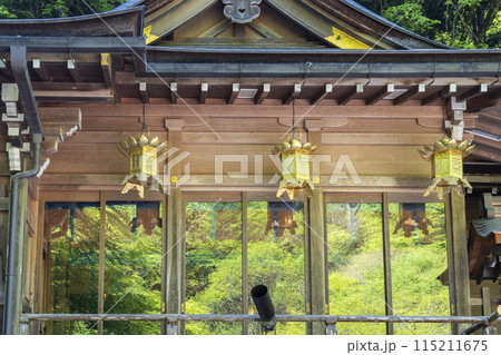 新緑の貴船神社本宮　拝殿と本殿 115211675