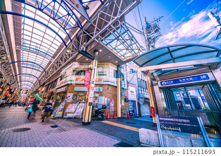 日本の横浜都市景観 横浜市営地下鉄ブルーライン 弘明寺駅や弘明寺かんのん通り商店街などを望む＝4日 115211693