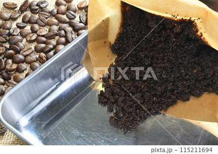 コーヒーフィルターからこぼれる出がらし 115211694