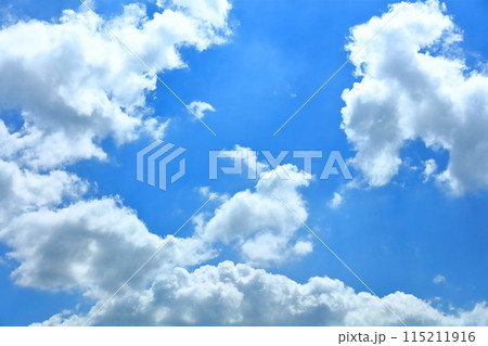 爽やかな春の空と雲のイメージ 爽やかな春の空と雲のイメージ 115211916