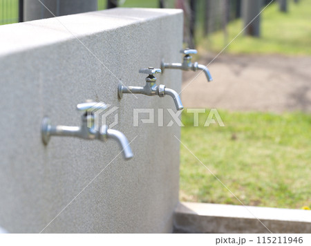 グランド傍にある水道の蛇口 グランド傍にある水道の蛇口 115211946