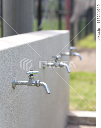 グランド傍にある水道の蛇口 グランド傍にある水道の蛇口 115211949