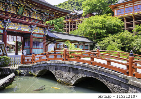 佐賀県の定番観光スポット　美しい祐徳稲荷神社 115212107