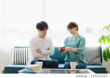 夫婦 カップル お金の悩み 夫婦 カップル お金の悩み 115212323