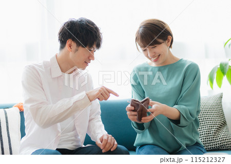 夫婦 カップル お金の悩み 夫婦 カップル お金の悩み 115212327