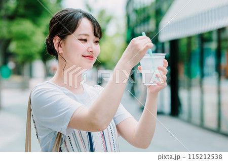 屋外で水を飲む若い女性 115212538