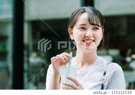屋外で水を飲む若い女性 屋外で水を飲む若い女性 115212539