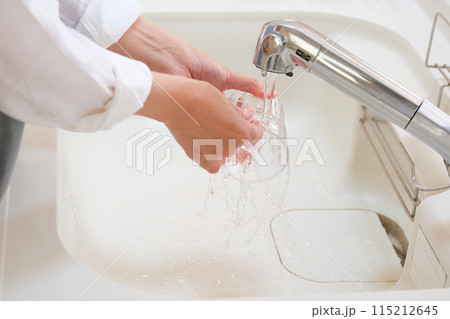 キッチンでコップを洗う主婦の手 115212645