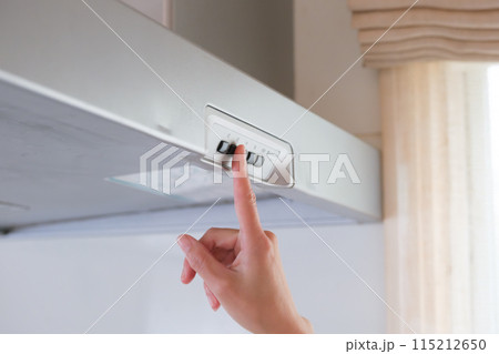 換気扇のスイッチを入れる主婦の手 115212650