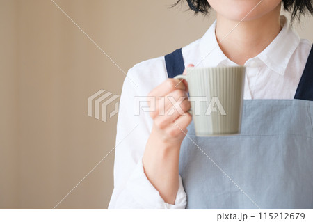 リビングで午後のひとときを過ごすミドル女性 115212679