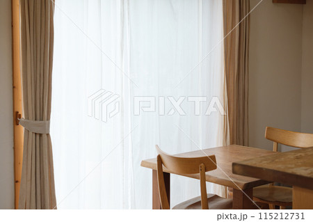 柔らかな午後の光が入るリビング 115212731